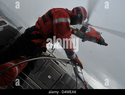 Das AIDS to Navigation Team Kodiak auf der Air Station Kodiak führte Hubschrauberhubschraubertraining mit einem MH-60 Jayhawk durch, um die Besatzungen auf effiziente Rettungseinsätze und Navigationshilfe in den Gewässern Alaskas vorzubereiten. Stockfoto