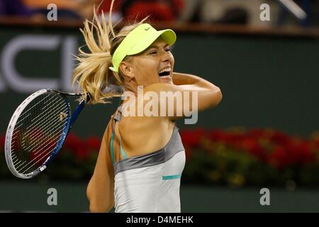 15. März 2013: Maria Sharapova Russlands einen Schuss kehrt Maria Kirilenko Russlands während der BNP Paribas Open in Indian Wells Tennis Garden in Indian Wells, Kalifornien Stockfoto