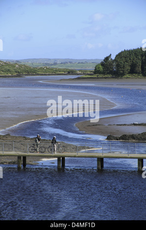 Zwei Radfahrer auf einer Brücke über die Mündung des Flusses bawnaknockane in der Nähe von Ballydehob, West Cork, Republik von Irland Stockfoto