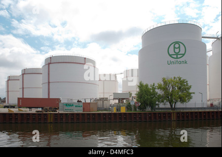 Berlin, Deutschland, Öltanks im Hafen von West Hohenzollernkanal Stockfoto