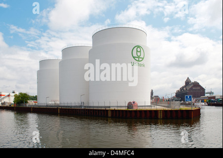 Berlin, Deutschland, Öltanks im Hafen von West Hohenzollernkanal Stockfoto