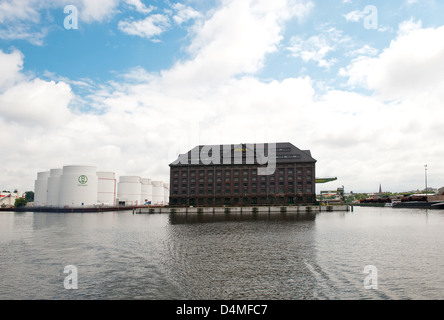 Berlin, Deutschland, Öltanks im Hafen von West Hohenzollernkanal Stockfoto