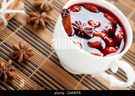 Glühwein in eine weiße Tasse und Sternanis, Nahaufnahme Stockfoto