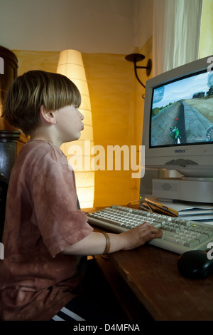 Heidenau, Deutschland, junge vor einem Computer-Spiel Stockfoto