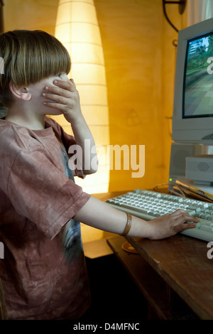 Heidenau, Deutschland, junge vor einem Computer-Spiel Stockfoto