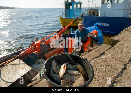 Feld, Polen, ein Fischer Angeln am Hafen zu küssen Stockfoto