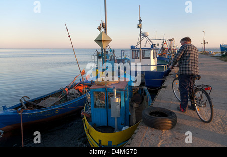 Kuss Feld, Polen, kaschubische Fischer am Hafen Stockfoto