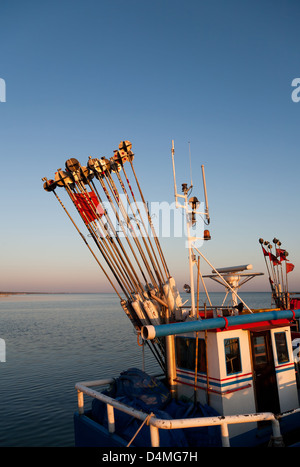 Feld, Polen, Fischerboot im Hafen zu küssen Stockfoto