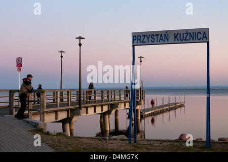 Feld, Polen, Touristen auf Bootsstag auf Putziger Wiek zu küssen Stockfoto