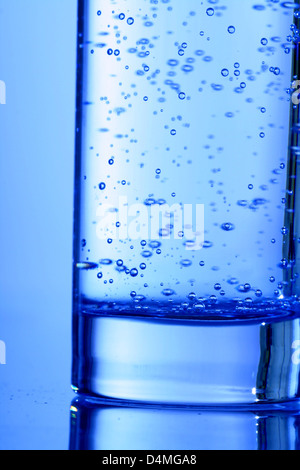 Blau sprudelte Wasser im Glas Stockfoto