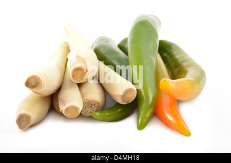 Grüne Chili und Zitronengras auf weißem Hintergrund Stockfoto