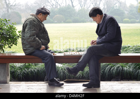 Zwei Männer spielen chinesisches Schach am Westsee, Hangzhou, China Stockfoto