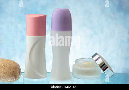 eine Gruppe von Deodorants mit Sahne auf blauen Himmelshintergrund Stockfoto