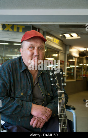 Danzig, Polen, Obdachlose deaktiviert spielt Gitarre in einer Unterführung Stockfoto