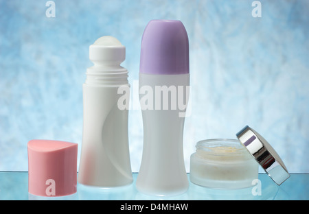 eine Gruppe von Deodorants mit Sahne auf blauen Himmelshintergrund Stockfoto