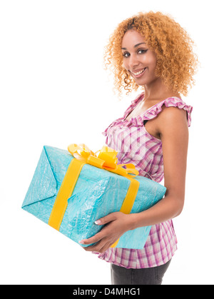 Stets gut gelaunte Frau hält eine Geschenktüte. Porträt auf einem weißen Hintergrund. Stockfoto