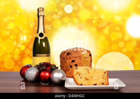 Champagner und Kuchen auf dem Holztisch Stockfoto