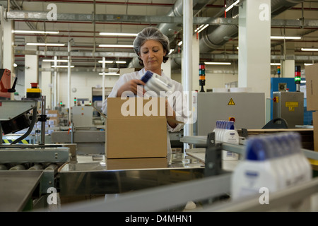 Posen, Polen, Assistant bei Beiersdorf Manufacturing Poznan Sp Stockfoto