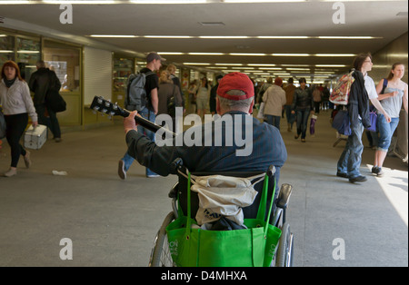 Danzig, Polen, Obdachlose deaktiviert spielt Gitarre in einer Unterführung Stockfoto