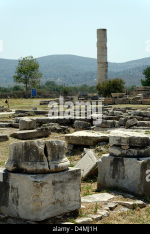 Iraion. Samos. Griechenland. Blick auf einige der Ruinen des Bezirks von Herion. Im Hintergrund ist die Tempel der Hera einsame Spalte. Stockfoto