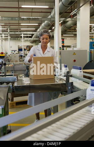 Posen, Polen, Assistant bei Beiersdorf Manufacturing Poznan Sp Stockfoto