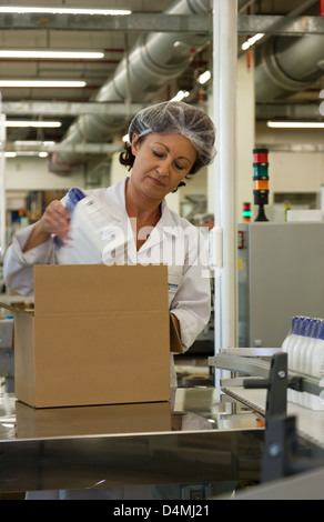 Posen, Polen, Assistant bei Beiersdorf Manufacturing Poznan Sp Stockfoto