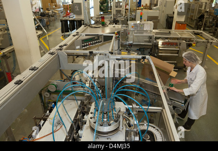 Posen, Polen, Assistant bei Beiersdorf Manufacturing Poznan Sp Stockfoto