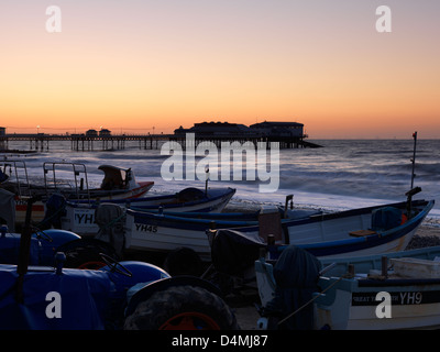 Einen Sommer Sonnenuntergang zeigt die Fischereiflotte und Pier bei Cromer, Norfolk, England Stockfoto