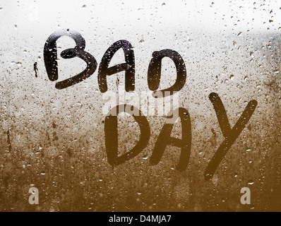 Text "Schlechten Tag", geschrieben in einem Kristall mit vielen Tropfen. Stockfoto
