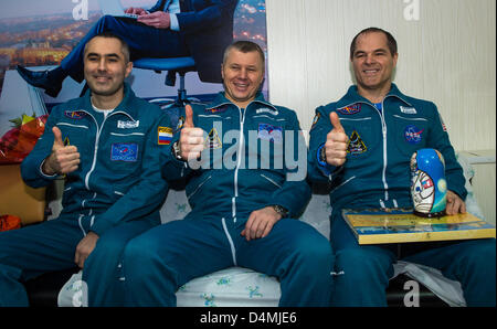 Expedition 34 russische Flugingenieur Jewgeni Tarelkin, links, russische Sojus Commander Oleg Novitskiy, Zentrum und Flight Commander Kevin Ford der NASA sitzen zusammen am Flughafen Kustanay wenige Stunden nach deren Rückkehr aus der internationalen Raumstation ISS. Ford, Novitskiy und Tarelkin sind von 142 Tage an Bord der internationalen Raumstation ISS zurück wo sie als Mitglieder der Expedition 33 und 34 Mannschaften dienten. Stockfoto