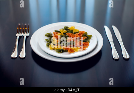 Nudeln in Form von Bändern auf dem Teller Stockfoto