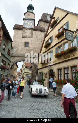 Rothenburg Ob der Tauber, Deutschland, eine britische Oldtimer in der Altstadt Stockfoto