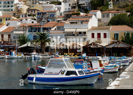 Samos. Griechenland. Bunte Fischerboote in den hübschen Hafen von Pythagoreio angedockt. Stockfoto