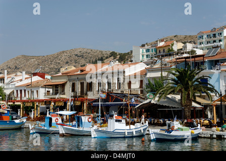 Samos. Griechenland. Pythagoreio Wasser voller Restaurants, Cafés und bunte Fischerboote in den Hafen angedockt. Stockfoto