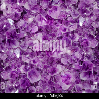 Natürliche Amethyst Kristall Hintergrund. Amethyst ist eine violette Quarz Stockfoto