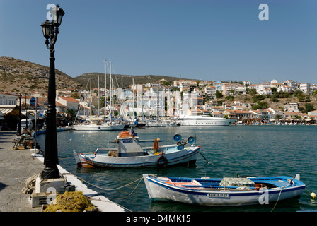 Samos. Griechenland. Bunte Fischerboote in den hübschen Hafen von Pythagoreio angedockt. Stockfoto