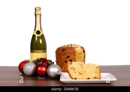 Champagner und Kuchen auf dem Holztisch isoliert Stockfoto