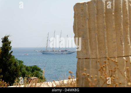 Griechenland. Samos. Blick auf ein Schiff in der Nähe von Ruinen der alten byzantinischen Burg Kastro in der Stadt von Pythagoreio. Stockfoto