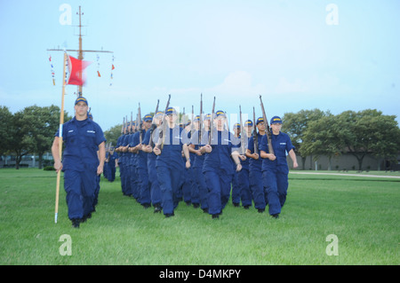 Die Sunset Parade von 2012 feierte den Dienst des US-Militärs und der Küstenwache mit einer zeremoniellen Prozession, in der die Beiträge der Mitglieder des Militärs geehrt wurden. Die Veranstaltung bot Aufführungen, Märsche und feierliche Feierlichkeiten in einer patriotischen Hommage an das Militär. Stockfoto