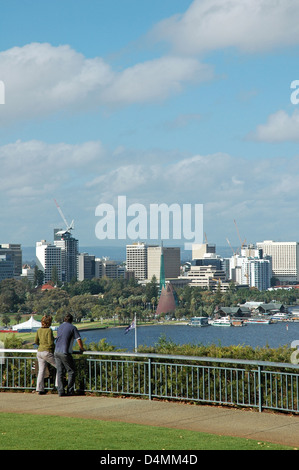Paar mit Blick auf Perth von Mount Eliza, Kings Park. Perth. Stockfoto