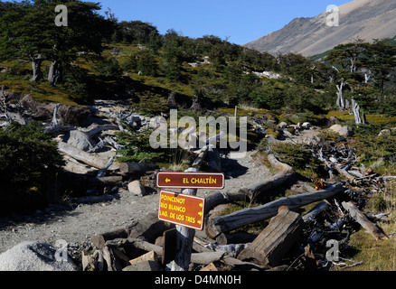 Anzeichen auf einen Pfad im Los Glaciares National Park auf El Chalten und Poincenot, Rio Blanco, Lago de Les Tres Stockfoto