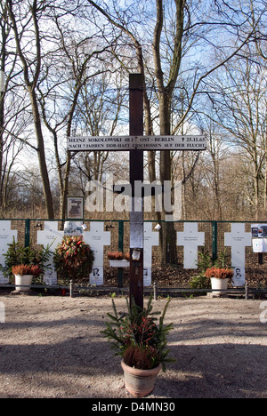 Grab Kreuze in der Nähe zum Brandenburger Tor, Berlin vom Menschen versuchen, Ost-Berlin im zweiten Weltkrieg zu entkommen Stockfoto