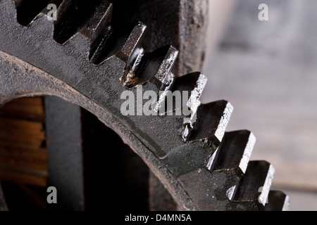 Nahaufnahme von Zahnrädern aus alten Mechanismus Stockfoto
