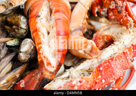 Platte mit Hummer, Muscheln, Fisch und Garnelen Stockfoto