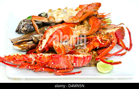 Platte mit Hummer, Muscheln, Fisch und Garnelen Stockfoto