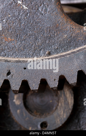 Nahaufnahme von Zahnrädern aus alten Mechanismus Stockfoto