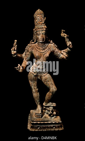 Eine indische Reliefskulptur aus dem 11. Jahrhundert, die Tripurantaka darstellt, die erbitterte Manifestation von Lord Shiva als Zerstörer der drei mythischen de Stockfoto