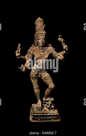 Eine indische Reliefskulptur aus dem 11. Jahrhundert, die Tripurantaka darstellt, die erbitterte Manifestation von Lord Shiva als Zerstörer der drei mythischen de Stockfoto
