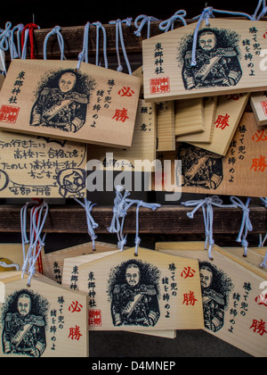 EMA, durch Gebete der Gläubigen geschrieben auf der einen Seite und auf der anderen ein Bild von Admiral Togo Togo Schrein, Tokyo, Japan. Stockfoto