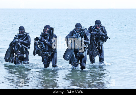 Mitglieder einer SEAL Team Praxis Wasser einlegen Techniken in SCUBA Ausrüstung 25. Mai 2004 bei der Marine Special Warfare Center, Coronado, Kalifornien. Stockfoto